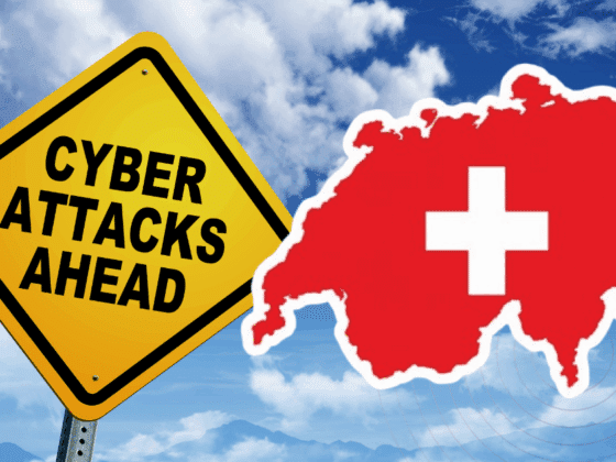 Panneau jaune de signalisation indiquant « Cyber Attacks Ahead » à côté d'une carte rouge de la Suisse avec une croix blanche, sur fond de ciel nuageux, symbolisant les alertes face aux cybermenaces dans le pays.
