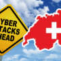 Panneau jaune de signalisation indiquant « Cyber Attacks Ahead » à côté d'une carte rouge de la Suisse avec une croix blanche, sur fond de ciel nuageux, symbolisant les alertes face aux cybermenaces dans le pays.