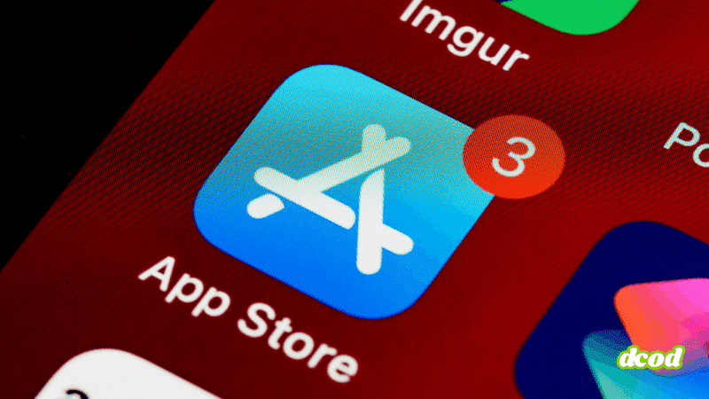 Gros plan de l'icône de l'App Store sur l'écran d'un smartphone, affichant une notification rouge avec le chiffre 3, indiquant des mises à jour d'applications disponibles.