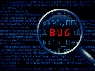 Illustration d’un fond de code informatique en caractères bleus, avec une loupe mettant en évidence le mot « BUG » en rouge au centre, symbolisant la recherche et la correction d’erreurs logicielles. Logo « dcod » visible en bas à droite.
