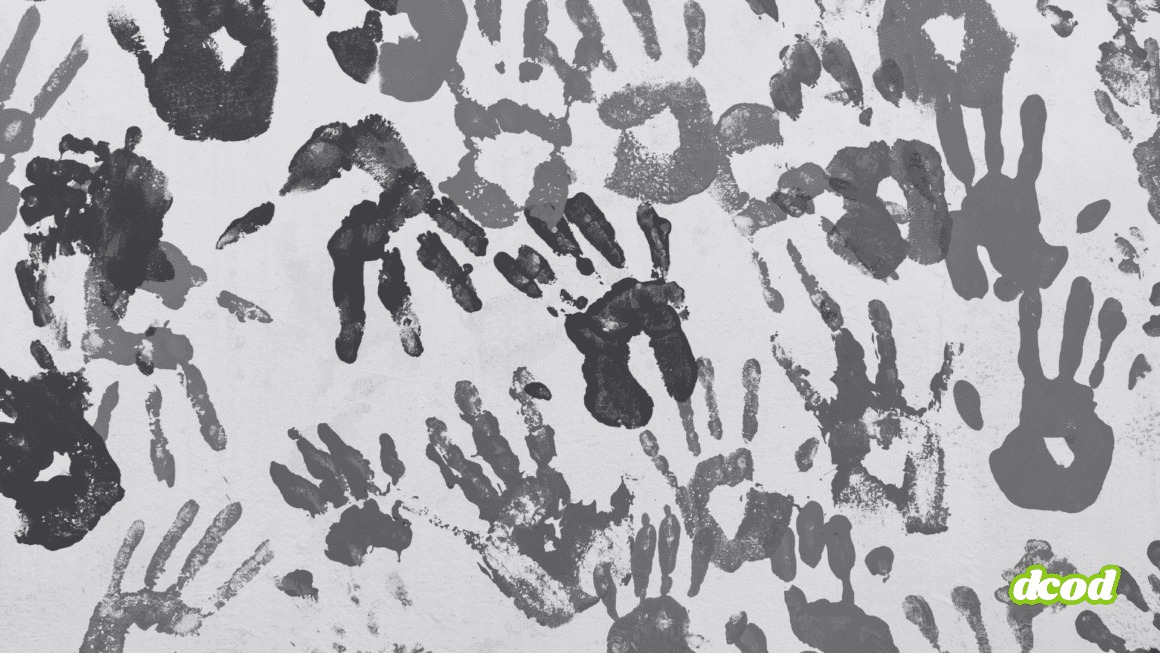 Mur recouvert de multiples empreintes de mains d'enfants peintes en différentes nuances de gris, créant un motif artistique abstrait. Logo « dcod » visible en bas à droite.