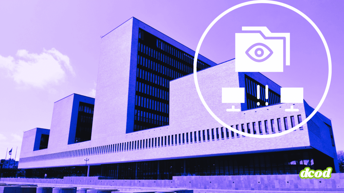Photographie stylisée d’un bâtiment administratif d'Europol moderne avec une teinte violette, surmontée d’une illustration en surimpression représentant un dossier avec un œil, des écrans d’ordinateur et un point d’exclamation, symbolisant la surveillance ou la cybersécurité dans les services publics. Logo « dcod » en bas à droite.