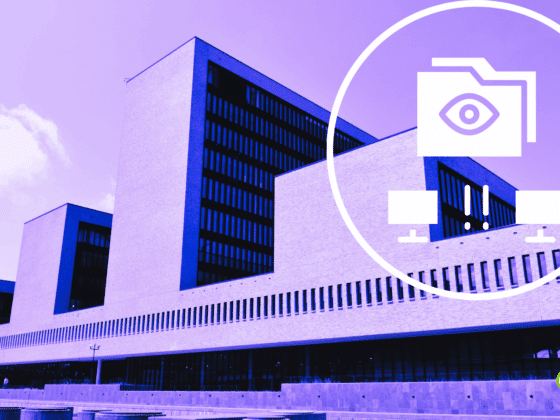 Photographie stylisée d’un bâtiment administratif d'Europol moderne avec une teinte violette, surmontée d’une illustration en surimpression représentant un dossier avec un œil, des écrans d’ordinateur et un point d’exclamation, symbolisant la surveillance ou la cybersécurité dans les services publics. Logo « dcod » en bas à droite.