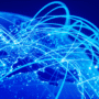 Carte du monde en teintes bleues avec des lignes lumineuses symbolisant les connexions Internet et les échanges de données à l’échelle mondiale.