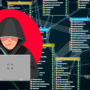 Illustration d’un hacker encapuchonné utilisant un ordinateur, sur fond de schéma de code et de bases de données, représentant une attaque informatique et les risques de cybersécurité