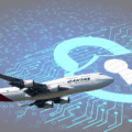 Montage graphique montrant un avion de la compagnie Qantas en vol devant un fond numérique représentant des données binaires et un cadenas bleu ouvert, symbole de faille de sécurité. L’image illustre visuellement une fuite de données ou une cyberattaque ciblant le secteur aérien. Logo « dcod » en bas à droite.