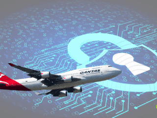 Montage graphique montrant un avion de la compagnie Qantas en vol devant un fond numérique représentant des données binaires et un cadenas bleu ouvert, symbole de faille de sécurité. L’image illustre visuellement une fuite de données ou une cyberattaque ciblant le secteur aérien. Logo « dcod » en bas à droite.