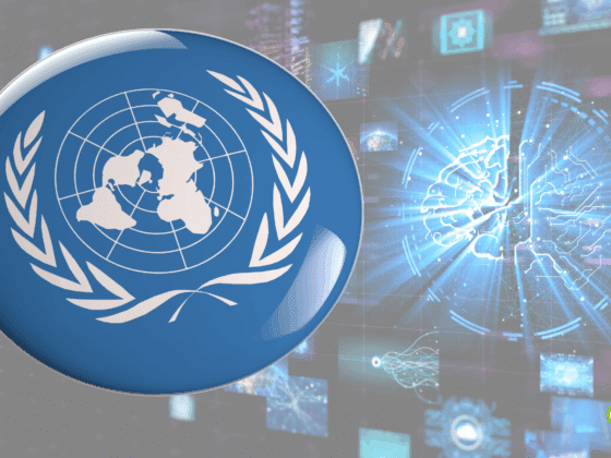 Illustration du logo des Nations Unies sur un fond technologique représentant un cerveau numérique lumineux, symbolisant l’intelligence artificielle et la coopération internationale autour des technologies émergentes.