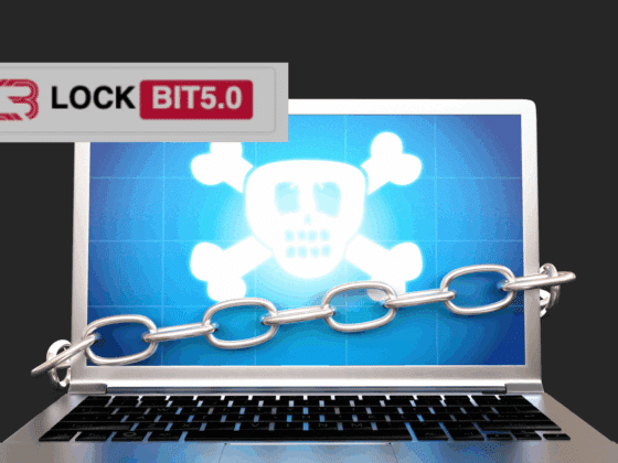 Ordinateur portable affichant une icône de crâne et d’os croisés, symbole de danger, avec une chaîne en métal autour de l’écran, représentant une attaque de ransomware. En haut à gauche, le logo du malware LockBit 5.0.