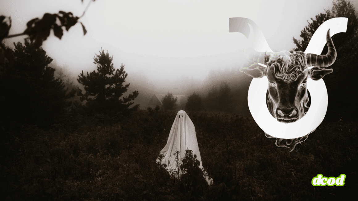 Photographie d’un paysage forestier plongé dans le brouillard, avec une personne déguisée en fantôme sous un drap blanc au centre. À droite, une illustration du symbole astrologique du Taureau avec une tête de taureau stylisée. Logo « dcod » en bas à droite.