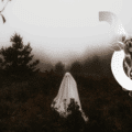 Photographie d’un paysage forestier plongé dans le brouillard, avec une personne déguisée en fantôme sous un drap blanc au centre. À droite, une illustration du symbole astrologique du Taureau avec une tête de taureau stylisée. Logo « dcod » en bas à droite.