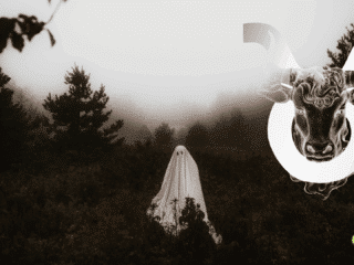 Photographie d’un paysage forestier plongé dans le brouillard, avec une personne déguisée en fantôme sous un drap blanc au centre. À droite, une illustration du symbole astrologique du Taureau avec une tête de taureau stylisée. Logo « dcod » en bas à droite.