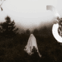 Photographie d’un paysage forestier plongé dans le brouillard, avec une personne déguisée en fantôme sous un drap blanc au centre. À droite, une illustration du symbole astrologique du Taureau avec une tête de taureau stylisée. Logo « dcod » en bas à droite.