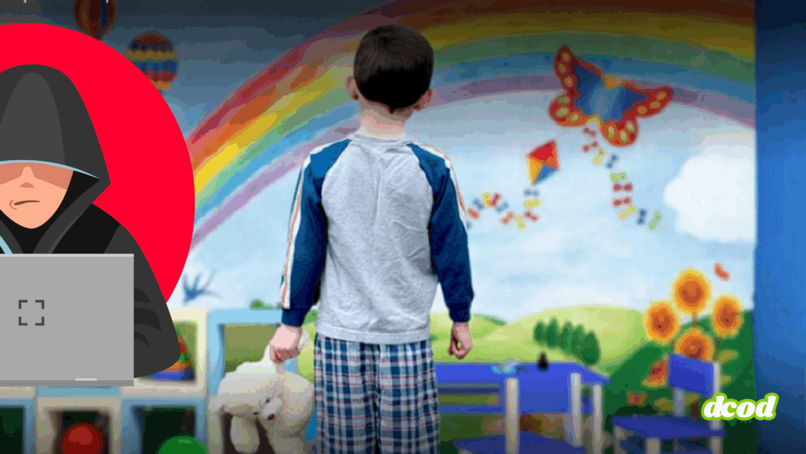 Jeune garçon en pyjama tenant une peluche, debout face à une fresque colorée représentant un arc-en-ciel et des éléments joyeux d’enfance, avec en surimpression un personnage de hacker en capuche sur fond rouge, symbolisant les risques de cybercriminalité ciblant les enfants.