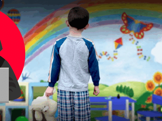 Jeune garçon en pyjama tenant une peluche, debout face à une fresque colorée représentant un arc-en-ciel et des éléments joyeux d’enfance, avec en surimpression un personnage de hacker en capuche sur fond rouge, symbolisant les risques de cybercriminalité ciblant les enfants.