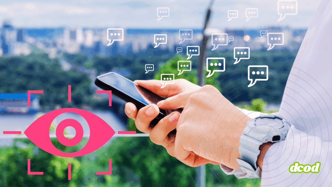 Personne utilisant un smartphone avec des bulles de messages et une icône d’œil rose, symbolisant la surveillance des échanges numériques et les enjeux de confidentialité sur mobile.