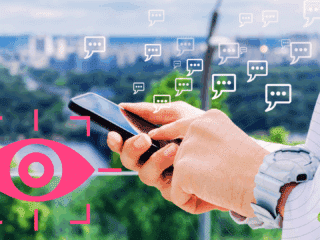 Personne utilisant un smartphone avec des bulles de messages et une icône d’œil rose, symbolisant la surveillance des échanges numériques et les enjeux de confidentialité sur mobile.