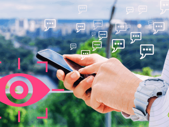 Personne utilisant un smartphone avec des bulles de messages et une icône d’œil rose, symbolisant la surveillance des échanges numériques et les enjeux de confidentialité sur mobile.