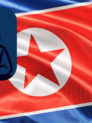 Drapeau de la Corée du Nord en arrière-plan avec une illustration vectorielle d’un hacker encapuchonné tapant sur un ordinateur portable, suggérant une activité de cybercriminalité ou de cyberespionnage associée à l’État nord-coréen. Logo « dcod » en bas à droite de l’image.