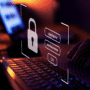 Main tapant sur un clavier d’ordinateur avec une interface virtuelle affichant un cadenas et des champs de connexion, symbolisant la sécurité des mots de passe et la protection des données personnelles.