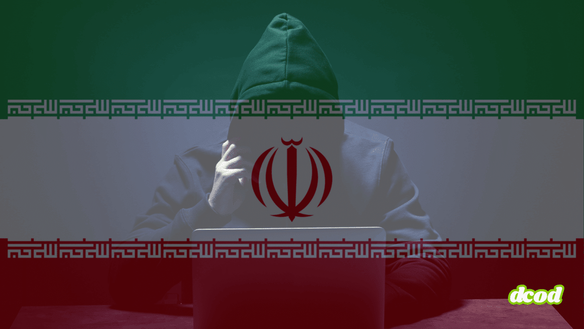 Hacker anonyme en sweat à capuche, assis devant un ordinateur portable, sur fond du drapeau iranien semi-transparent, symbolisant une cyberattaque ou une menace informatique liée à l’Iran.