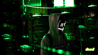 Personne portant un sweat à capuche et un masque lumineux stylisé de type "hacker", se tenant dans un environnement urbain sombre éclairé par des néons verts, avec des grilles métalliques en arrière-plan et le logo « dcod » en bas à droite de l’image.