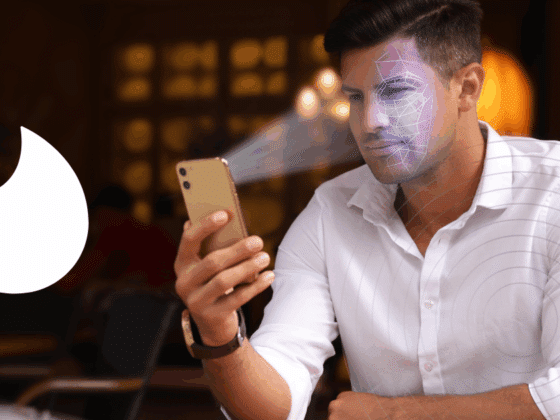 Un homme utilise la reconnaissance faciale sur son smartphone pour se connecter à une application de rencontre, avec le logo de Tinder visible à gauche de l’image. Un motif numérique est superposé sur son visage pour illustrer le processus de vérification biométrique.