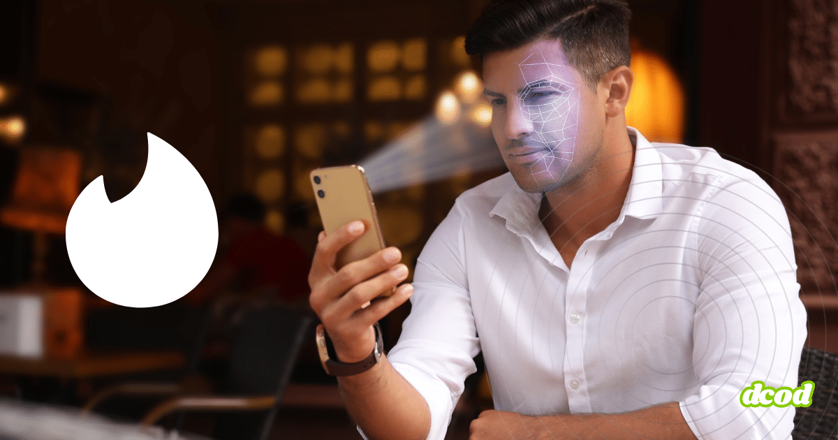 Un homme utilise la reconnaissance faciale sur son smartphone pour se connecter à une application de rencontre, avec le logo de Tinder visible à gauche de l’image. Un motif numérique est superposé sur son visage pour illustrer le processus de vérification biométrique.