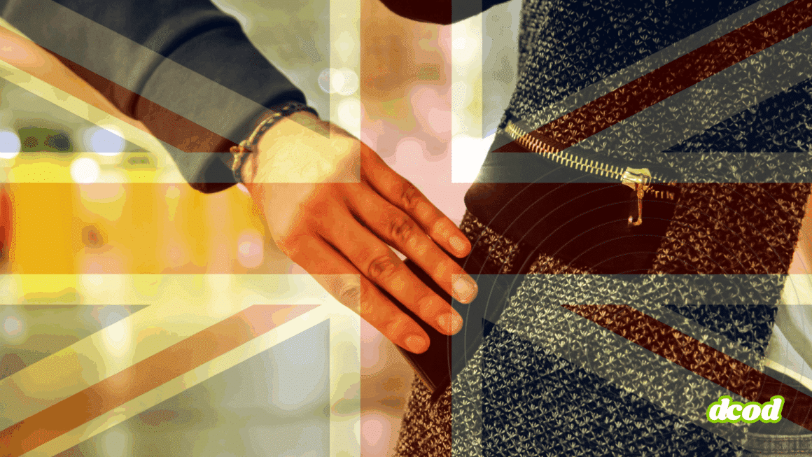 Main en train de dérober un smartphone dans la poche d’une personne, avec en surimpression le drapeau du Royaume-Uni. L’image illustre le démantèlement par les autorités londoniennes d’un réseau criminel ayant exporté illégalement 40 000 téléphones volés vers la Chine. Logo « dcod » en bas à droite.