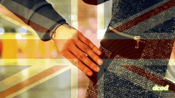 Main en train de dérober un smartphone dans la poche d’une personne, avec en surimpression le drapeau du Royaume-Uni. L’image illustre le démantèlement par les autorités londoniennes d’un réseau criminel ayant exporté illégalement 40 000 téléphones volés vers la Chine. Logo « dcod » en bas à droite.