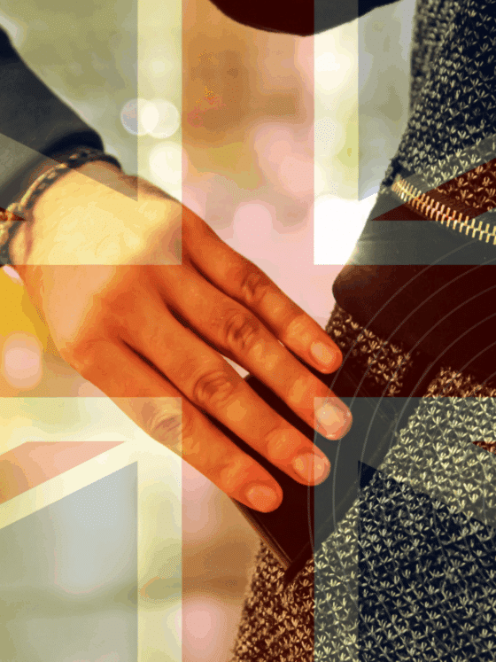 Main en train de dérober un smartphone dans la poche d’une personne, avec en surimpression le drapeau du Royaume-Uni. L’image illustre le démantèlement par les autorités londoniennes d’un réseau criminel ayant exporté illégalement 40 000 téléphones volés vers la Chine. Logo « dcod » en bas à droite.