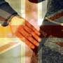 Main en train de dérober un smartphone dans la poche d’une personne, avec en surimpression le drapeau du Royaume-Uni. L’image illustre le démantèlement par les autorités londoniennes d’un réseau criminel ayant exporté illégalement 40 000 téléphones volés vers la Chine. Logo « dcod » en bas à droite.