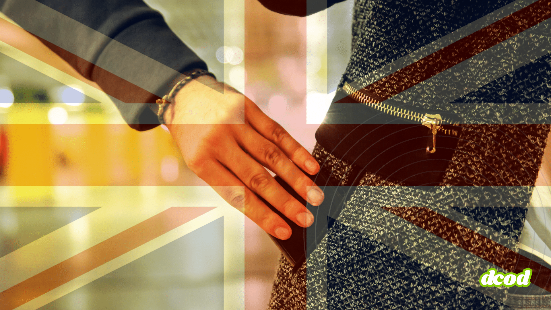 Main en train de dérober un smartphone dans la poche d’une personne, avec en surimpression le drapeau du Royaume-Uni. L’image illustre le démantèlement par les autorités londoniennes d’un réseau criminel ayant exporté illégalement 40 000 téléphones volés vers la Chine. Logo « dcod » en bas à droite.