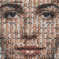 Mosaïque composée de nombreuses photos de visages formant le portrait d’un visage unique, illustrant la génération d’images par intelligence artificielle et la question de l’identité numérique.