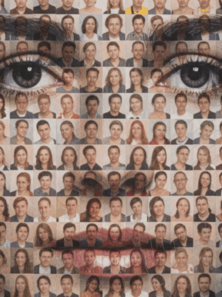 Mosaïque composée de nombreuses photos de visages formant le portrait d’un visage unique, illustrant la génération d’images par intelligence artificielle et la question de l’identité numérique.