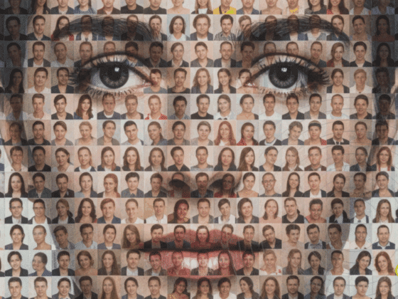 Mosaïque composée de nombreuses photos de visages formant le portrait d’un visage unique, illustrant la génération d’images par intelligence artificielle et la question de l’identité numérique.