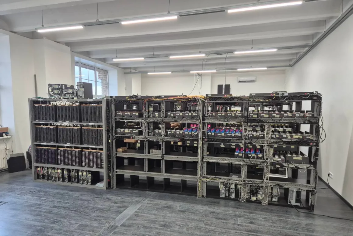 Exemple de ferme à SIM (source Europol - opération SIMCARTEL)