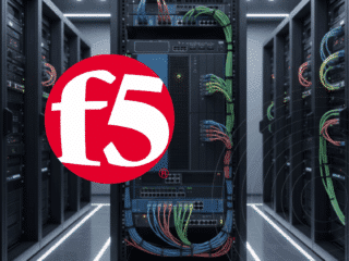 Vue rapprochée d'un équipement F5 Big-IP, illustrant une solution de pare-feu applicatif web (WAF) avec des câbles réseau colorés, dans un environnement de centre de données.