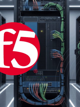 Vue rapprochée d'un équipement F5 Big-IP, illustrant une solution de pare-feu applicatif web (WAF) avec des câbles réseau colorés, dans un environnement de centre de données.