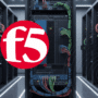 Vue rapprochée d'un équipement F5 Big-IP, illustrant une solution de pare-feu applicatif web (WAF) avec des câbles réseau colorés, dans un environnement de centre de données.