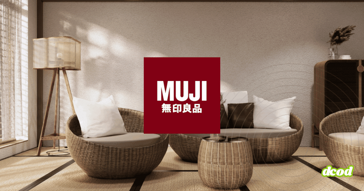 Salon au style japonais épuré avec fauteuils ronds en rotin, lampadaire en bois, tatami au sol et logo MUJI au centre, illustrant l’esthétique minimaliste et naturelle de la marque.