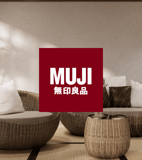 Cyberattaque : Muji contraint de suspendre ses ventes en ligne après un ransomware 36 Salon au style japonais épuré avec fauteuils ronds en rotin, lampadaire en bois, tatami au sol et logo MUJI au centre, illustrant l’esthétique minimaliste et naturelle de la marque.