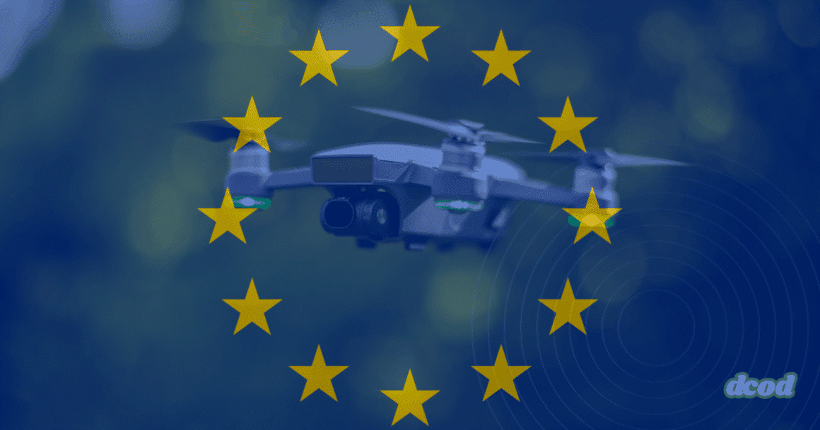 Drone en vol sur fond flouté de nature, recouvert des étoiles jaunes du drapeau de l’Union européenne, symbolisant la régulation européenne sur l’usage des drones pour la sécurité et la surveillance.