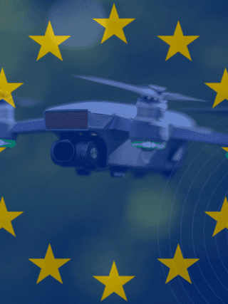 Espionnage : Lazarus cible la défense européenne avec de fausses offres d’emploi 20 Drone en vol sur fond flouté de nature, recouvert des étoiles jaunes du drapeau de l’Union européenne, symbolisant la régulation européenne sur l’usage des drones pour la sécurité et la surveillance.