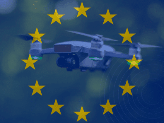 Drone en vol sur fond flouté de nature, recouvert des étoiles jaunes du drapeau de l’Union européenne, symbolisant la régulation européenne sur l’usage des drones pour la sécurité et la surveillance.