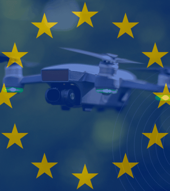 Espionnage : Lazarus cible la défense européenne avec de fausses offres d’emploi 6 Drone en vol sur fond flouté de nature, recouvert des étoiles jaunes du drapeau de l’Union européenne, symbolisant la régulation européenne sur l’usage des drones pour la sécurité et la surveillance.