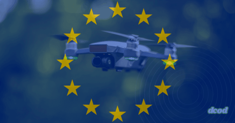 Espionnage : Lazarus cible la défense européenne avec de fausses offres d’emploi 10 Drone en vol sur fond flouté de nature, recouvert des étoiles jaunes du drapeau de l’Union européenne, symbolisant la régulation européenne sur l’usage des drones pour la sécurité et la surveillance.