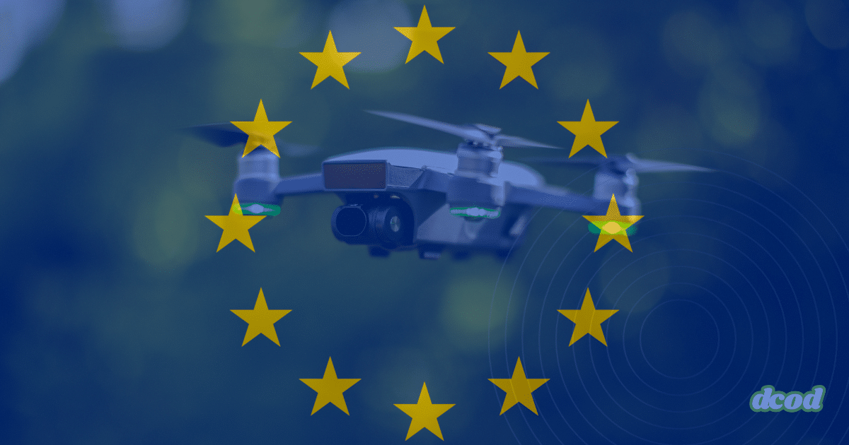 Drone en vol sur fond flouté de nature, recouvert des étoiles jaunes du drapeau de l’Union européenne, symbolisant la régulation européenne sur l’usage des drones pour la sécurité et la surveillance.