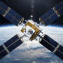 Vue en haute résolution d’un satellite d’observation équipé de quatre grands panneaux solaires orientés en croix, flottant en orbite au-dessus de la Terre, avec la courbure de la planète et l’espace en arrière-plan.