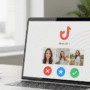 Photographie d'un ordinateur portable moderne posé sur un bureau, avec l'interface d'une application de rencontre affichant des profils, dans une ambiance lumineuse et inspirante